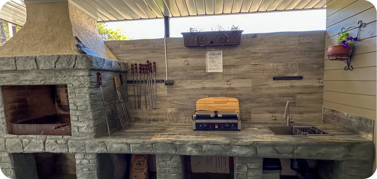 Зона барбекю с мангалом в Summer Family